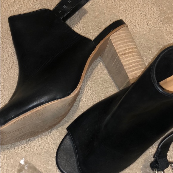 Black Le Chateau Heels - Picture 2 of 2